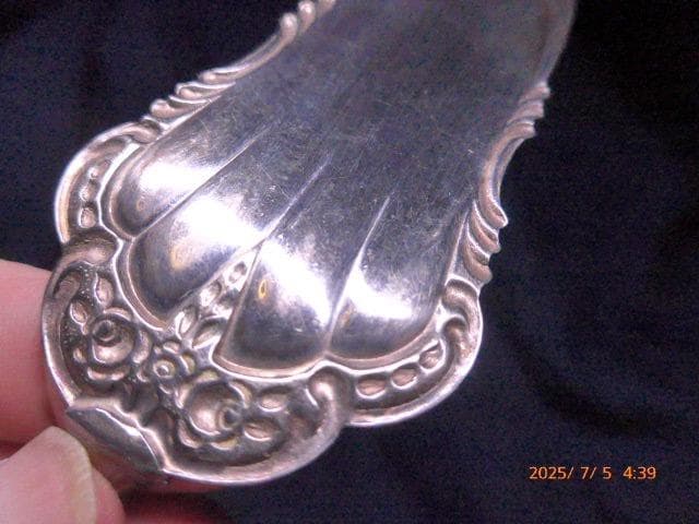 状態の良い銀製品のアンティークな装飾的花柄ケーキサーバー