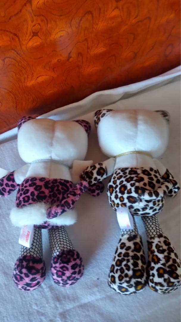 Ts.hs!です☆彡ヒョウ柄キティちゃん２体❣️手製の飾り棚付き‼️