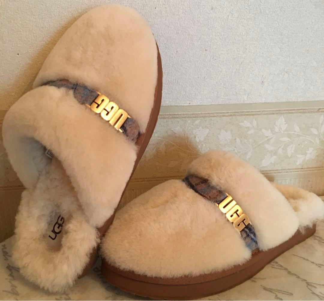 US限定！UGGアグ　スライドサンダル　シープスキン　メタルロゴ　新品