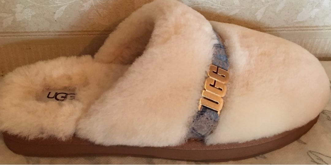 US限定！UGGアグ　スライドサンダル　シープスキン　メタルロゴ　新品