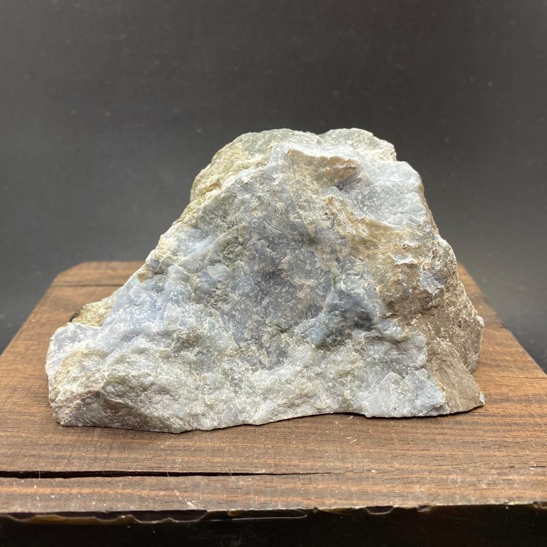 【P005】糸魚川　青翡翠　677g　天然石　原石　ヒスイ　パワーストーン　山石