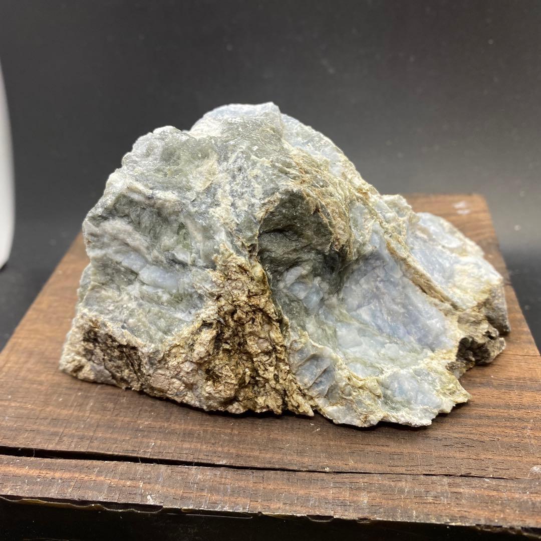 【P005】糸魚川　青翡翠　677g　天然石　原石　ヒスイ　パワーストーン　山石