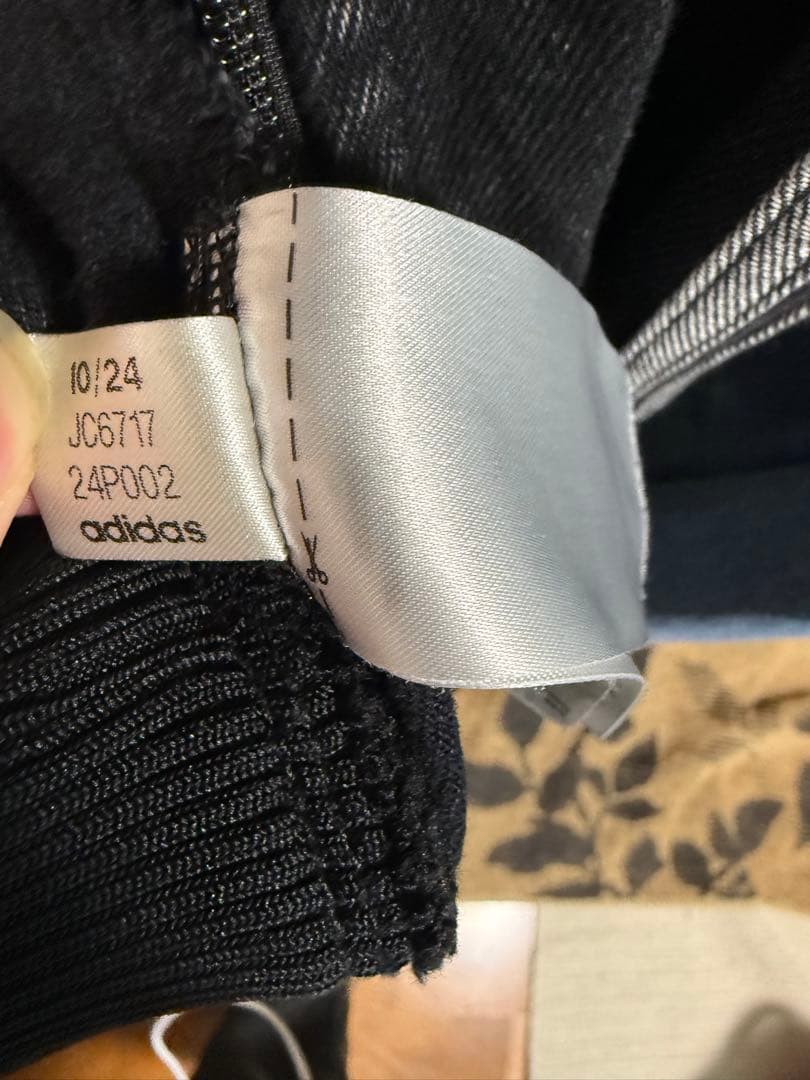 adidas ブラック ジップアップジャケット