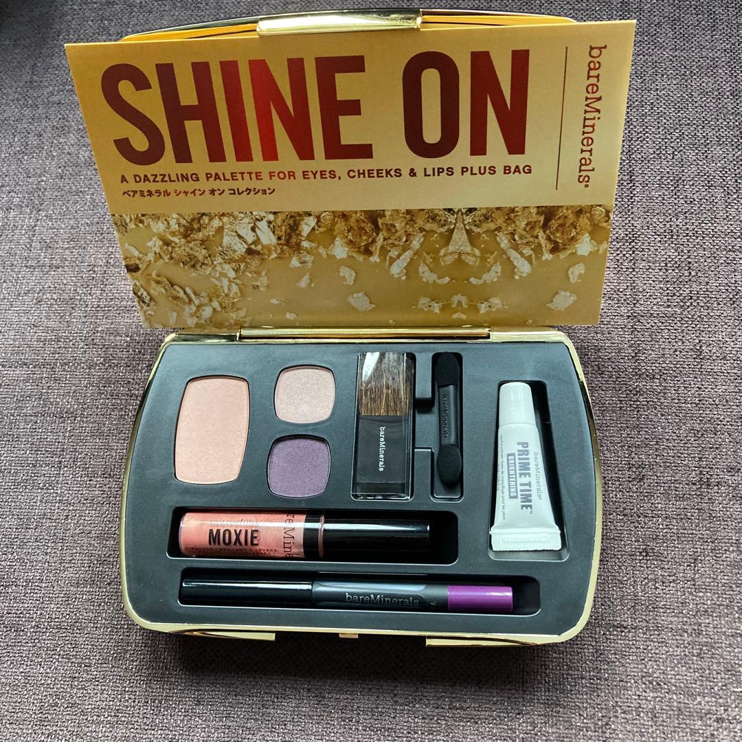 新品未使用のベアミネラル、ポーチ付きセット品です。