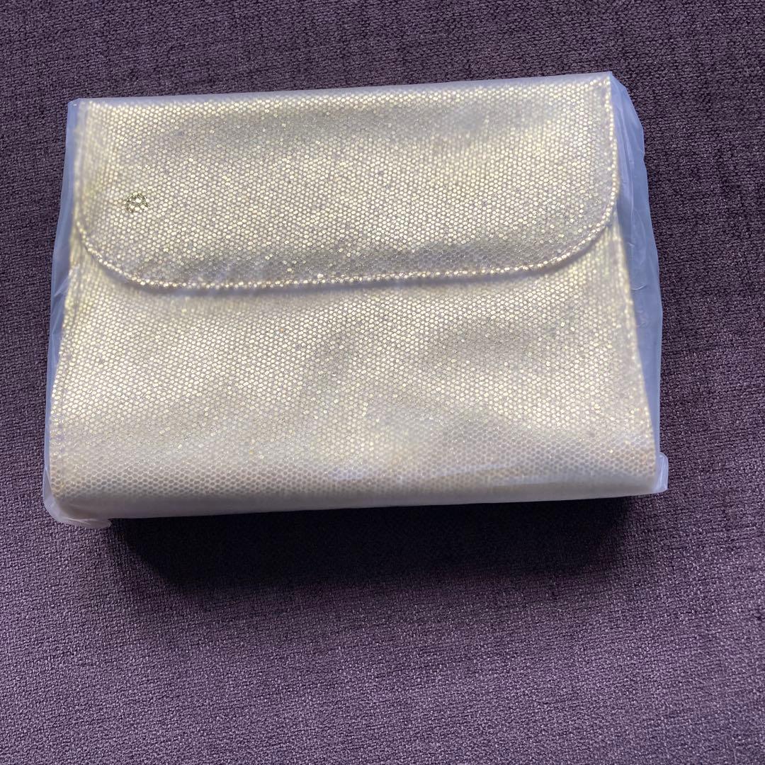 新品未使用のベアミネラル、ポーチ付きセット品です。