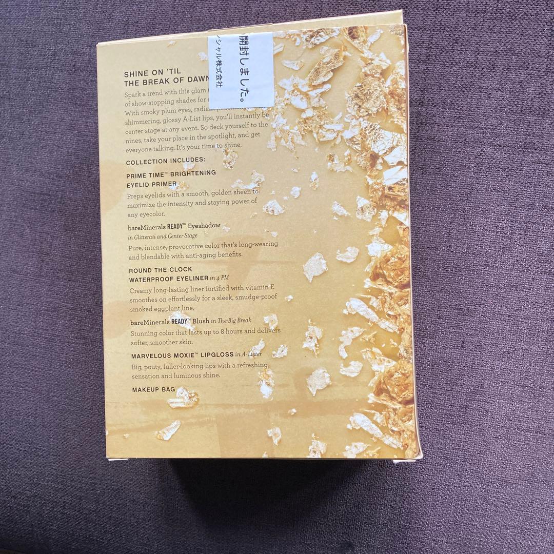 新品未使用のベアミネラル、ポーチ付きセット品です。