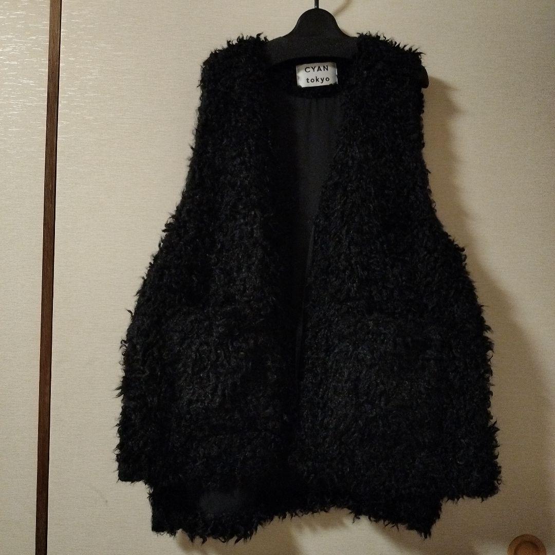美品【CYAN tokyo】 バックオーバー　カーリーファーベスト　ブラック