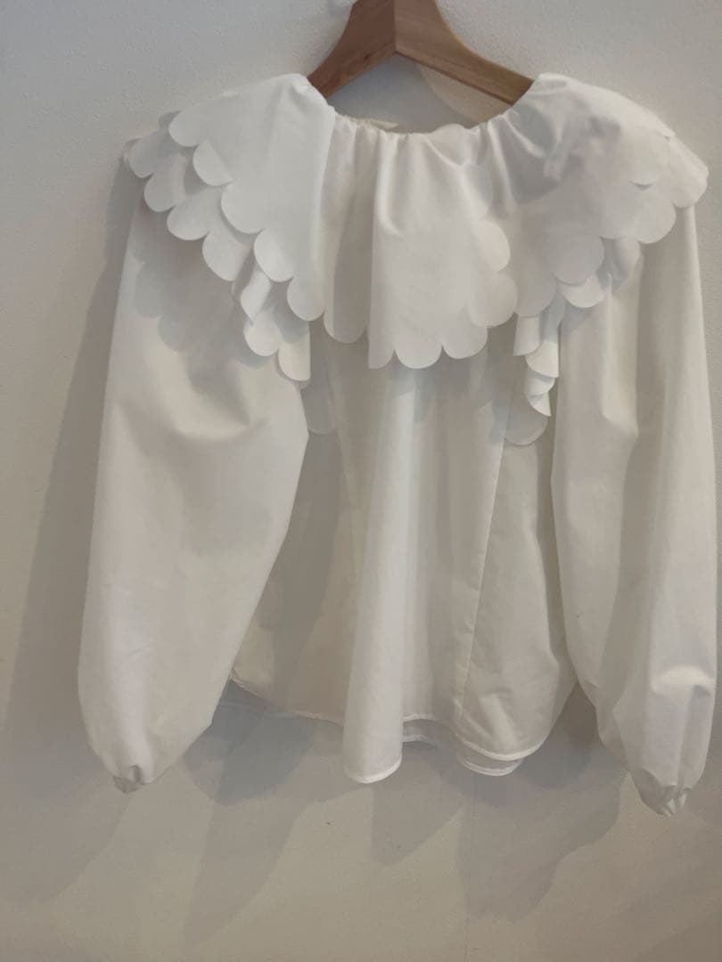 完売yori フリル付きホワイトブラウス 36美品
