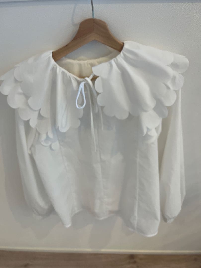 完売yori フリル付きホワイトブラウス 36美品