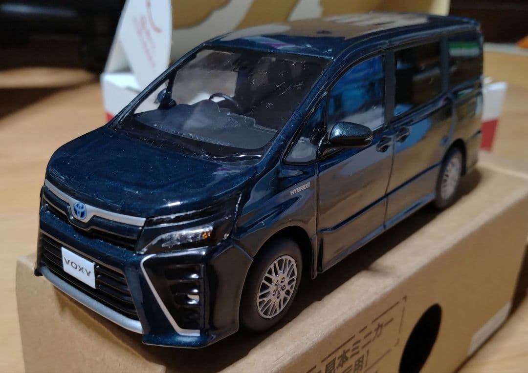 u*7様 【非売品】トヨタ VOXY 80 ミニカー 1/30 カラーサンプル2