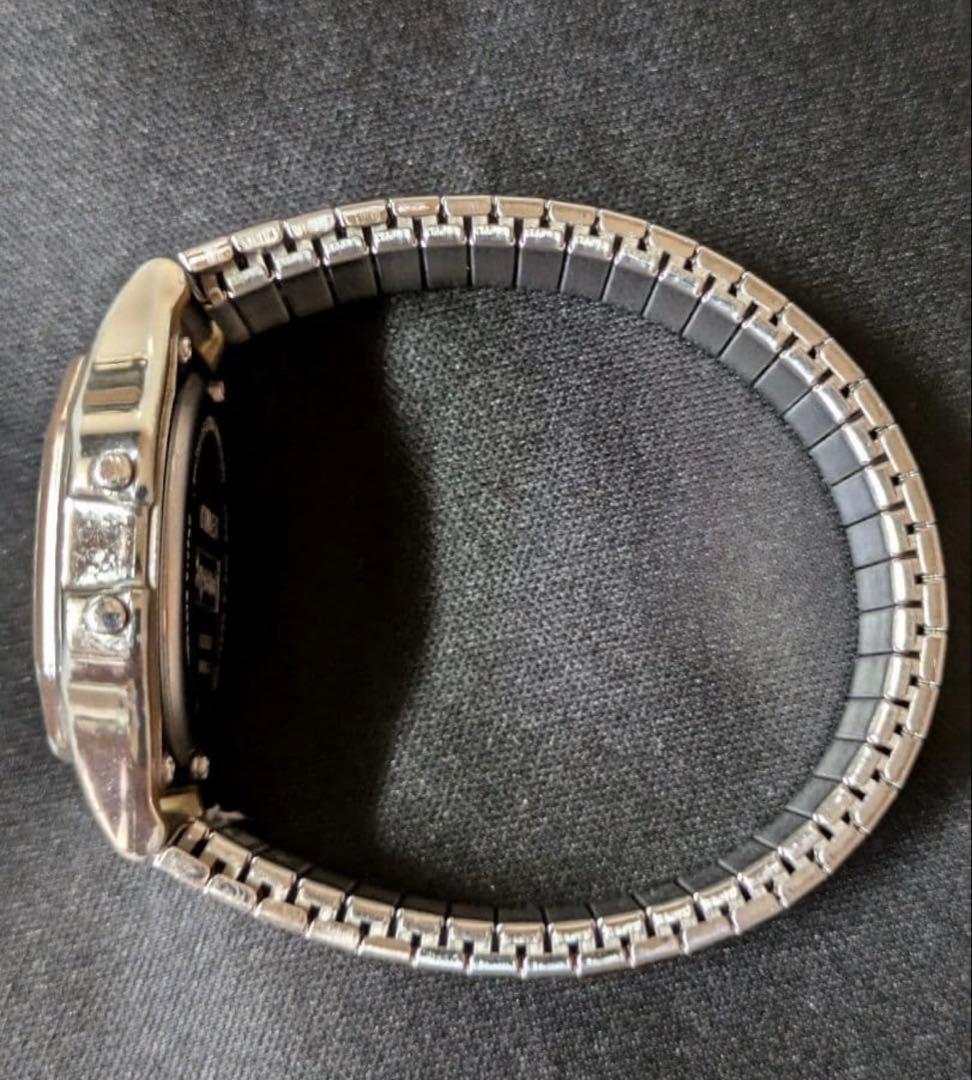 モス　Supreme x Timex Digital Watch