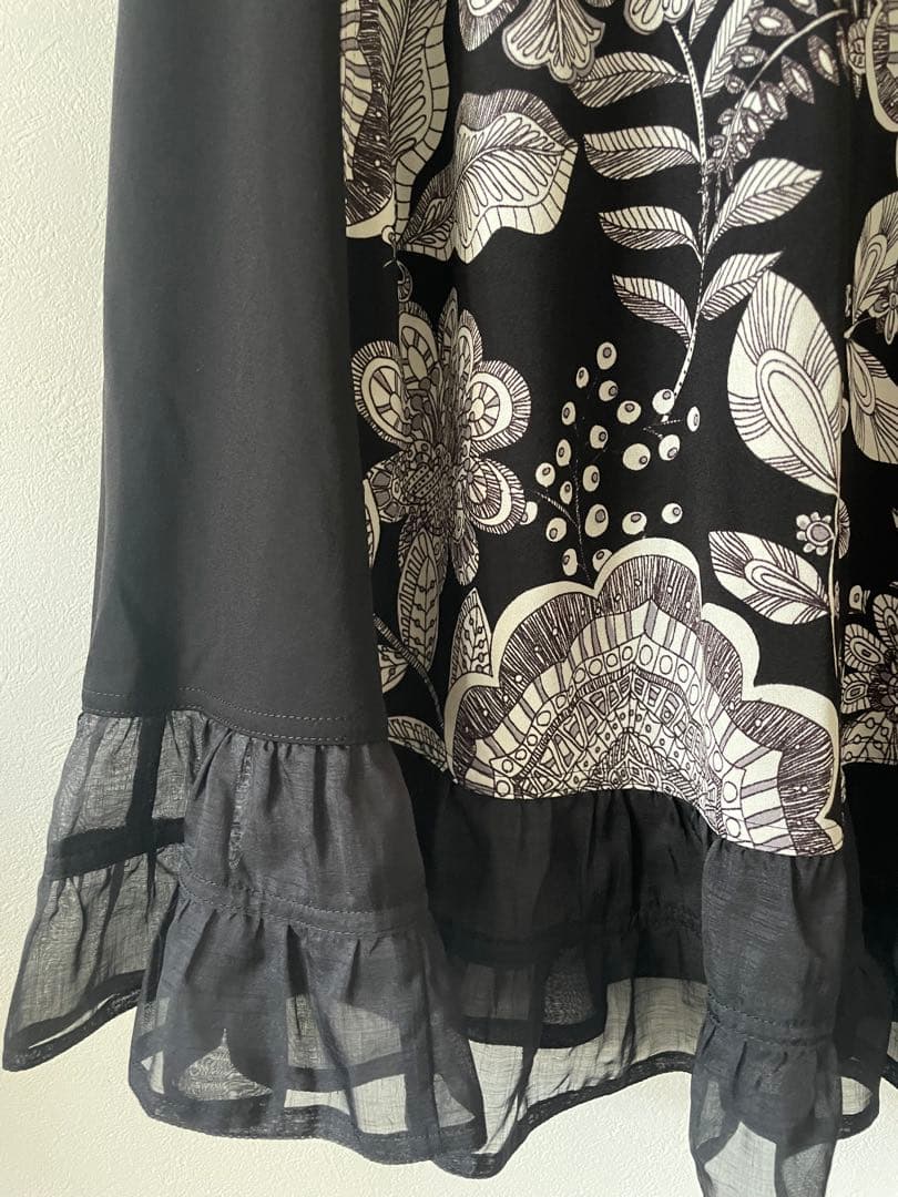 トクコプルミエブォルシフォン風半袖花柄チュニック/白黒