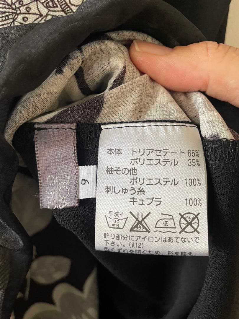 トクコプルミエブォルシフォン風半袖花柄チュニック/白黒