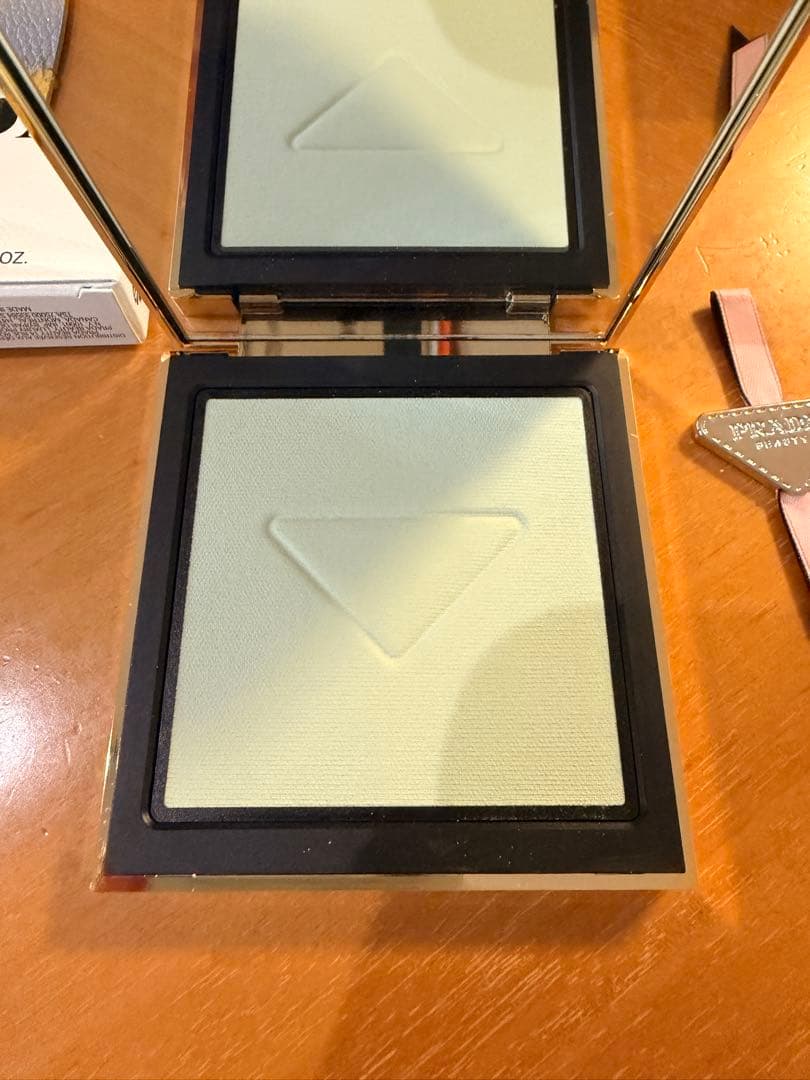 【新品】PRADA リセット セッティング パウダー 届きたて　＋アルファ