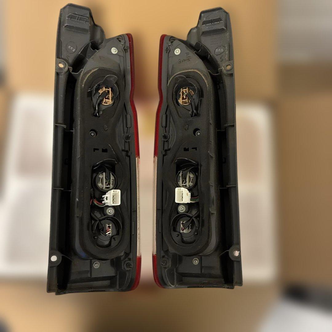 ハイエースワゴン　テールランプ 2個セット