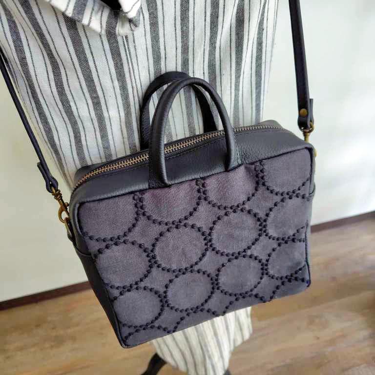 ミナペルホネン/2025tambourineタンバリンチャコール/スクエアー本革