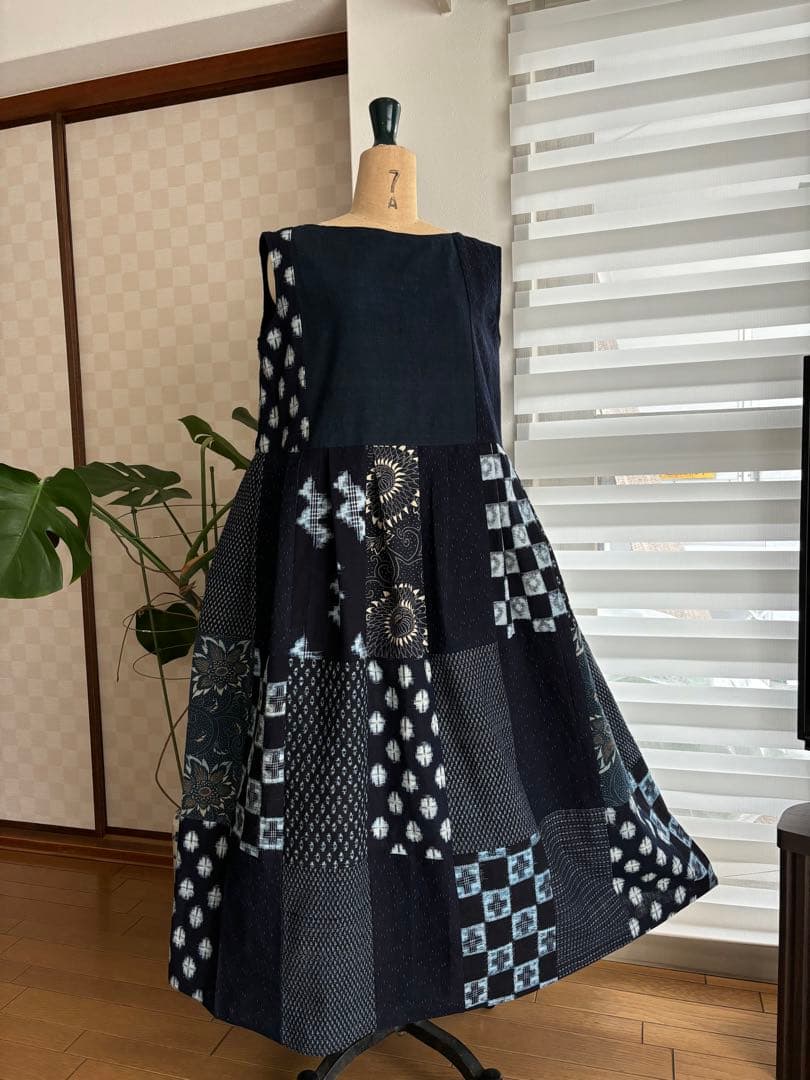 貴重な藍木綿絣を繋ぎ大人可愛いジャンバースカートに