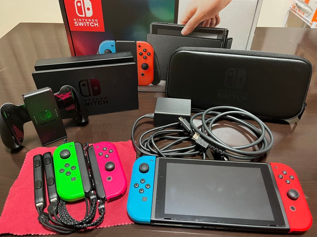 【初代】Nintendo Switch 本体 ジョイコン2組 キャリングケース