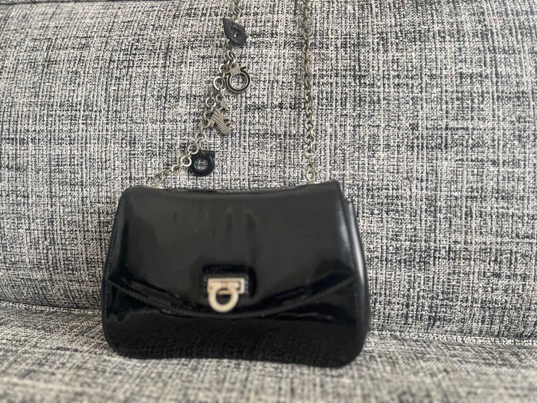 希少 フェラガモ エナメル ミニバッグ ポシェット 黒 ビンテージ