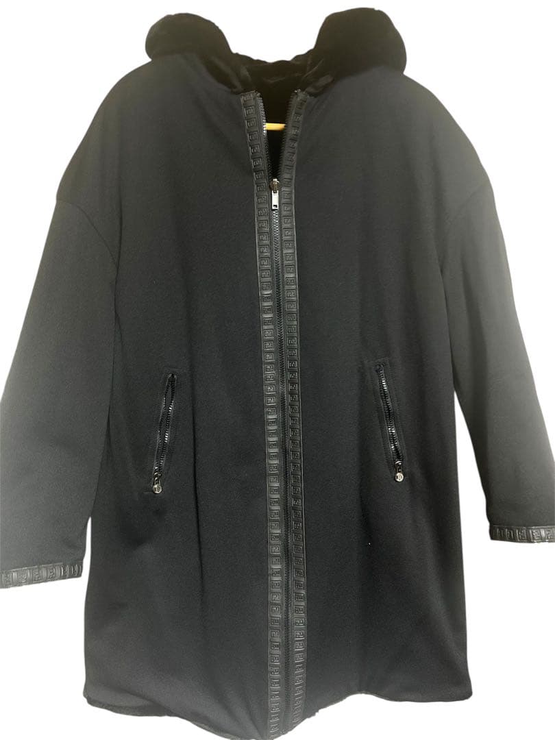 値下げ FENDI ファーリバーシブルコート ブラック 42 値下げしています。