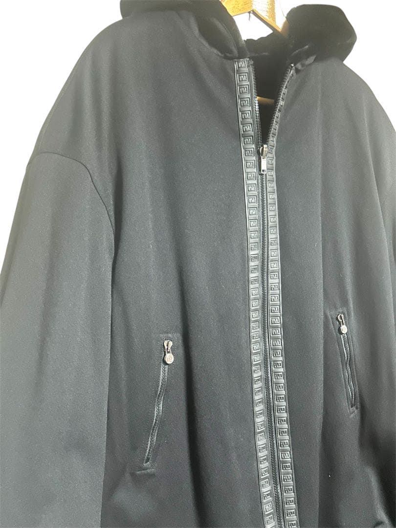 値下げ FENDI ファーリバーシブルコート ブラック 42 値下げしています。