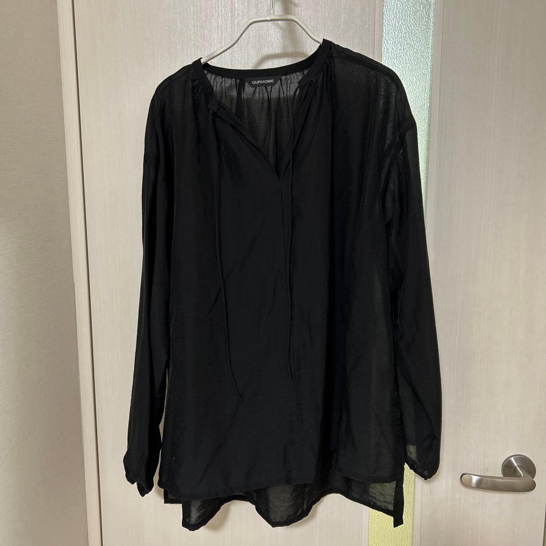 OUR 柔らかな透け感ギャザーブラウス