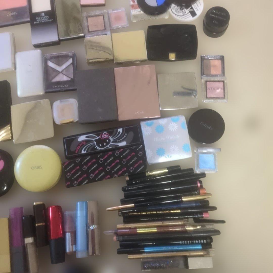お化粧品ほとんど全てデパコスまとめ売り限定品やオマケ♡も有り約110点位