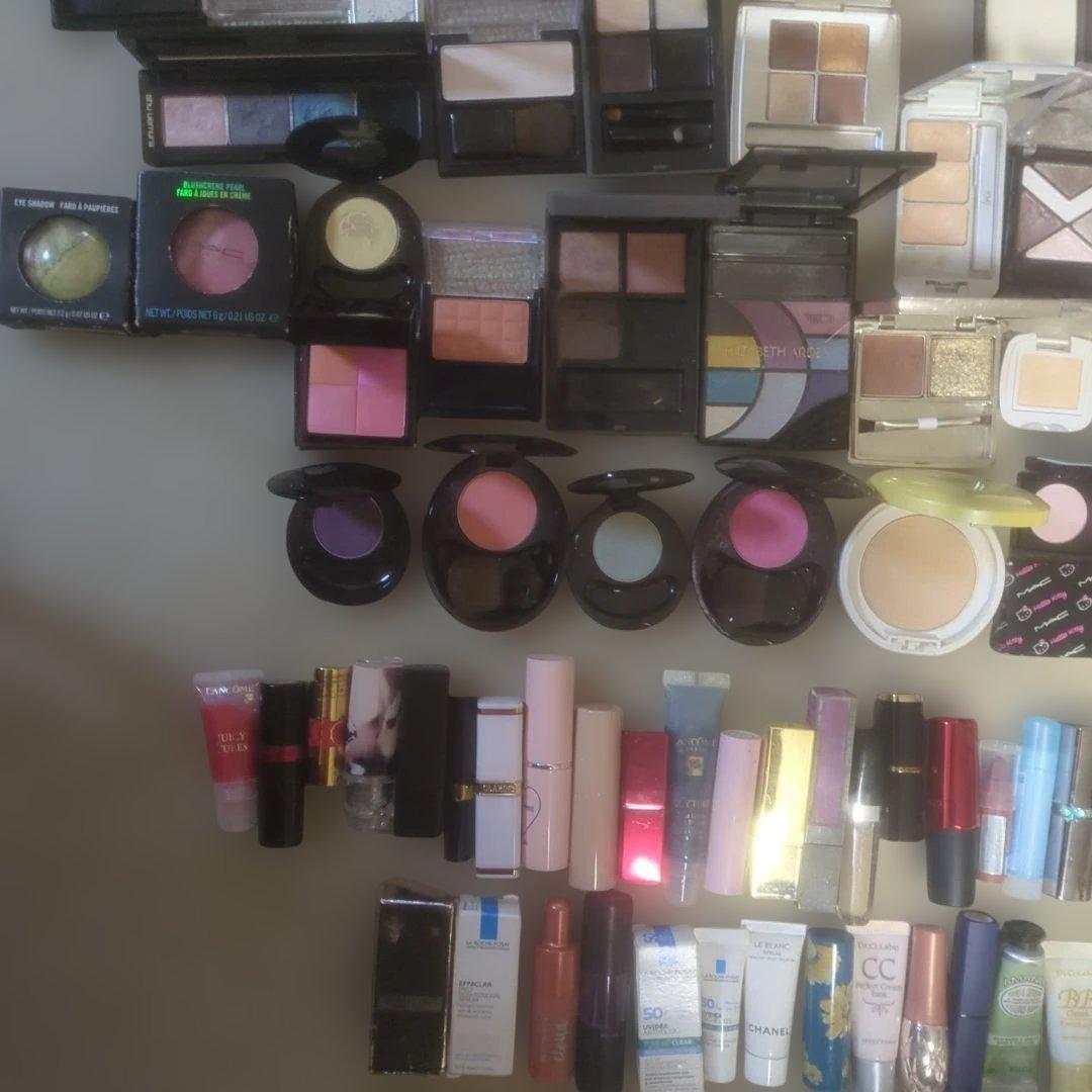 お化粧品ほとんど全てデパコスまとめ売り限定品やオマケ♡も有り約110点位