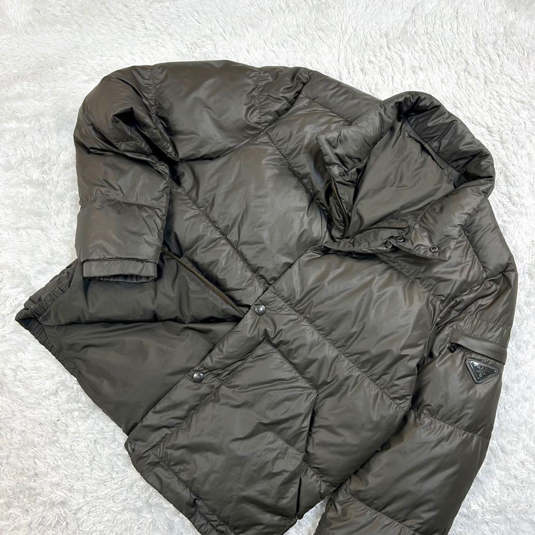 5685【希少カーキ・人気48サイズ】プラダ‪☆三角プレートロゴ入りダウン