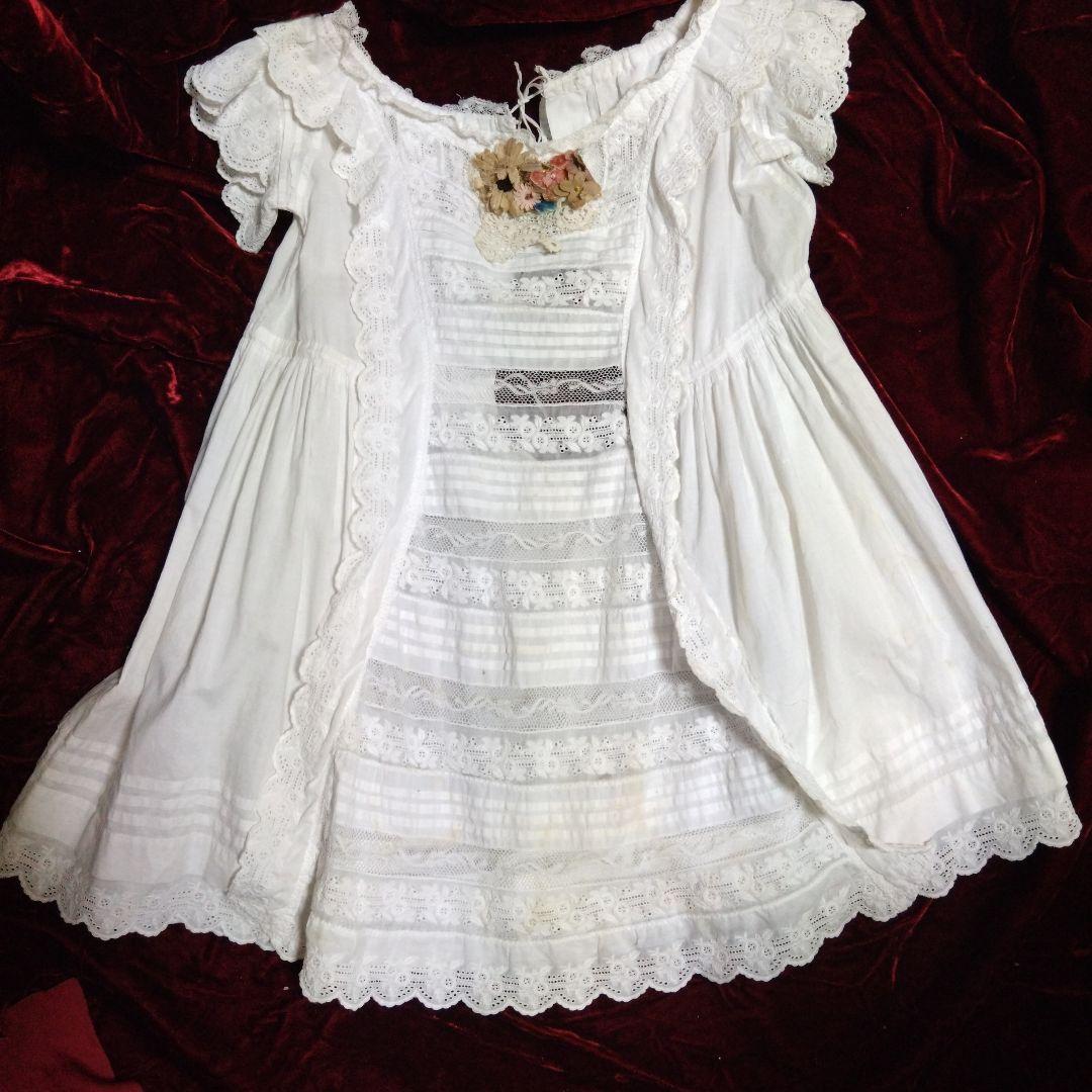 アンティークベビー、ドールドレス、アンティークフラワーブローチ付き