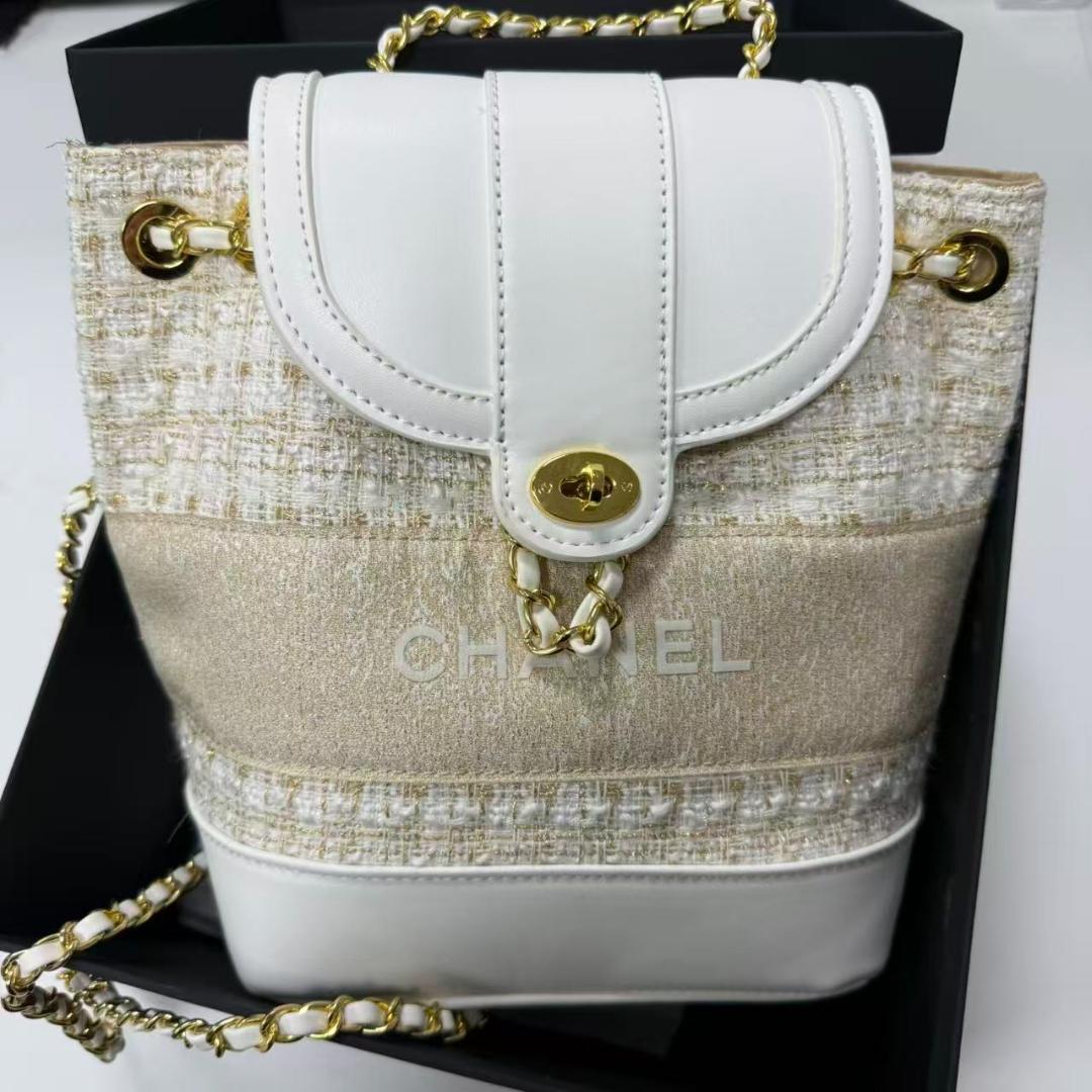 ホワイト ハンドバッグ ゴールドチェーン