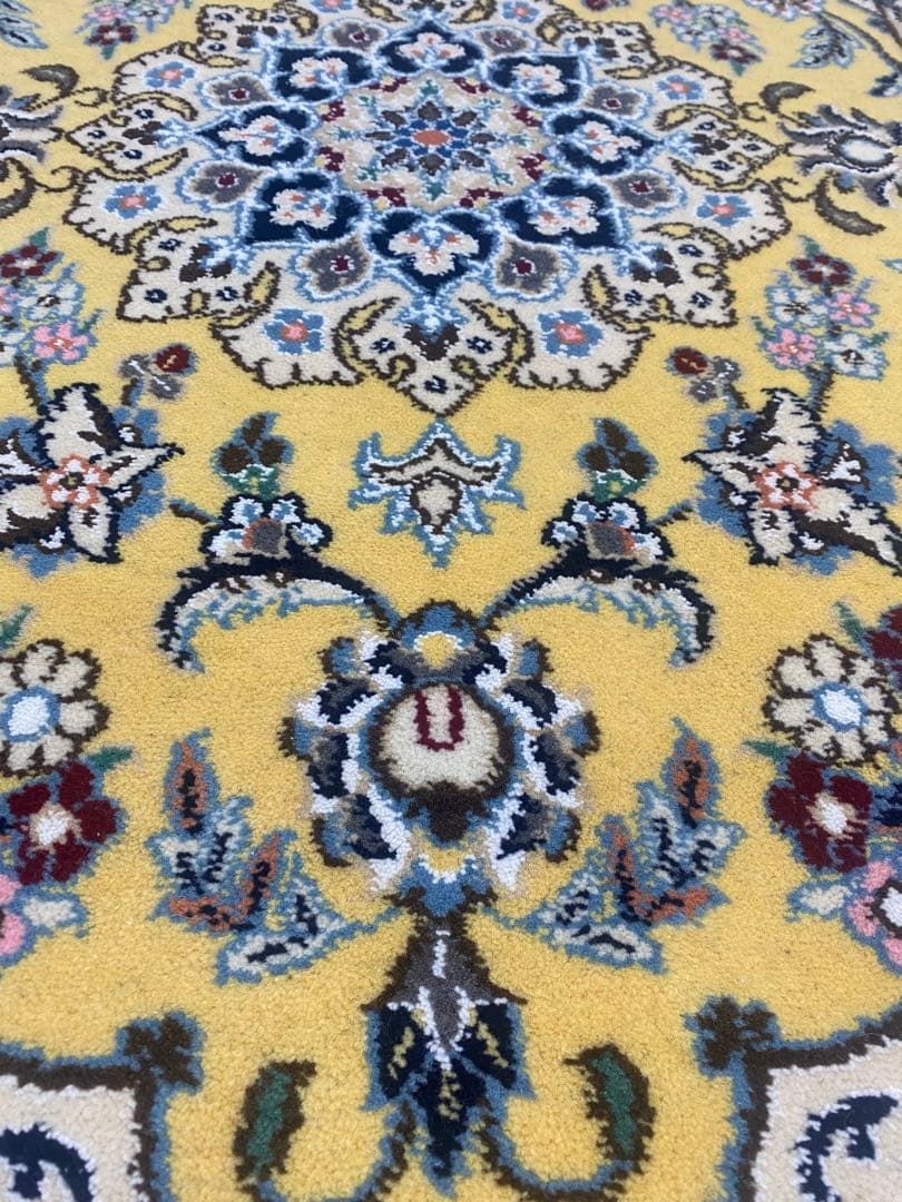 ★ペルシャ絨毯★人気の色柄手織りウール＆シルクナイン産ペルシャ絨毯