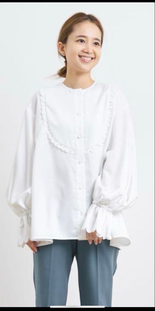 yori フリル付きホワイトシャツ