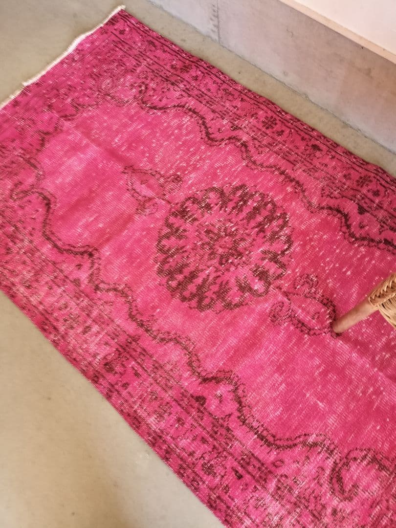 人気/マゼンタピンクのオーバーダイラグ　ヴィンテージトルコラグ　No.697