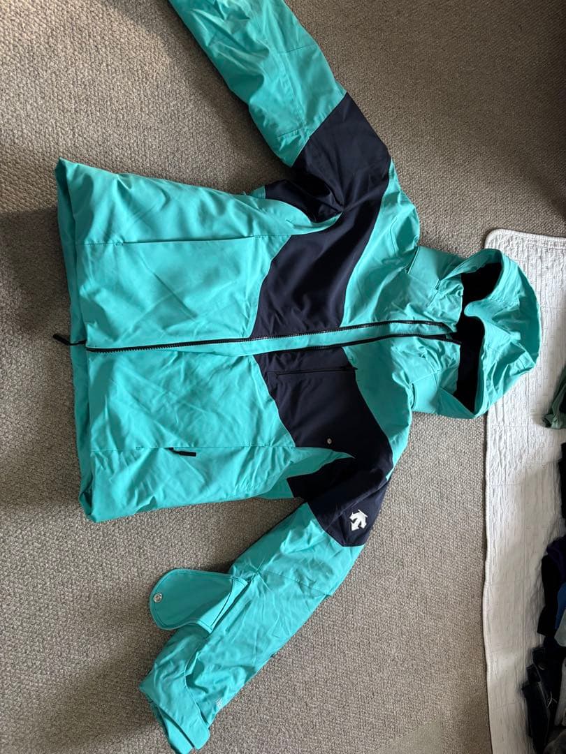 値引交渉歓迎　デサント　デモ女性用スキーウェア 上下