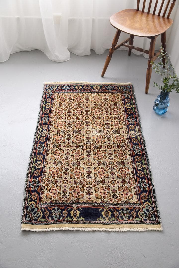 ヴィンテージラグ　トライバルラグ　パキスタン産　（124×71cm）サンド